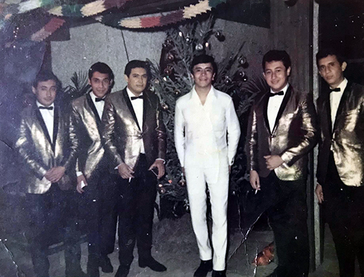 Los Teddy Gangs afuera del Bar Jarana del Acapulco Hilton